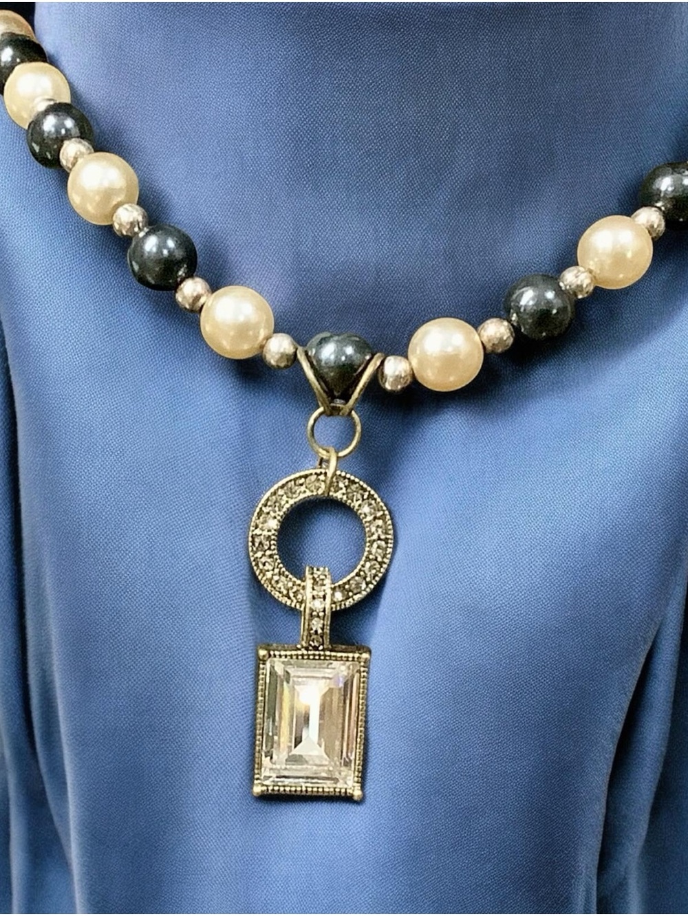 Heidi Daus Art Deco Swarovski Crystal pendant on a navy & cream pearl necklace - Picture 2 of 7
